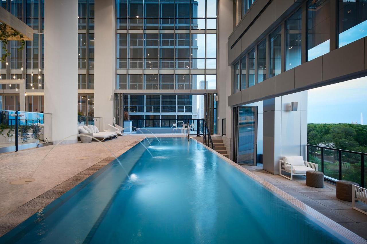 Sentral Michigan Avenue Aparthotel Chicago Buitenkant foto The pool at the Ritz-Carlton, Dallas