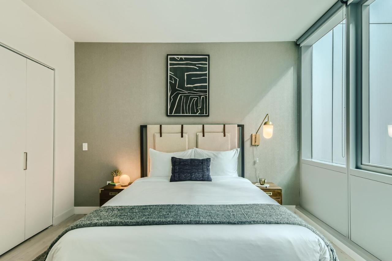Sentral Michigan Avenue Aparthotel Chicago Buitenkant foto A bedroom at the hotel