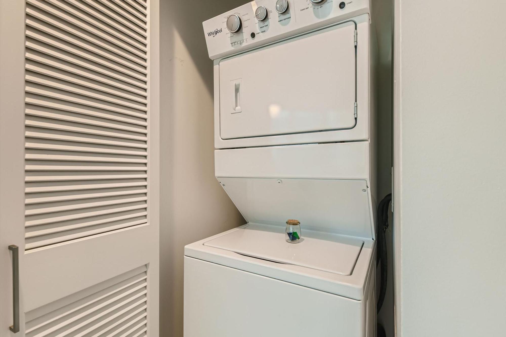 Sentral Michigan Avenue Aparthotel Chicago Kamer foto A stacked washer and dryer