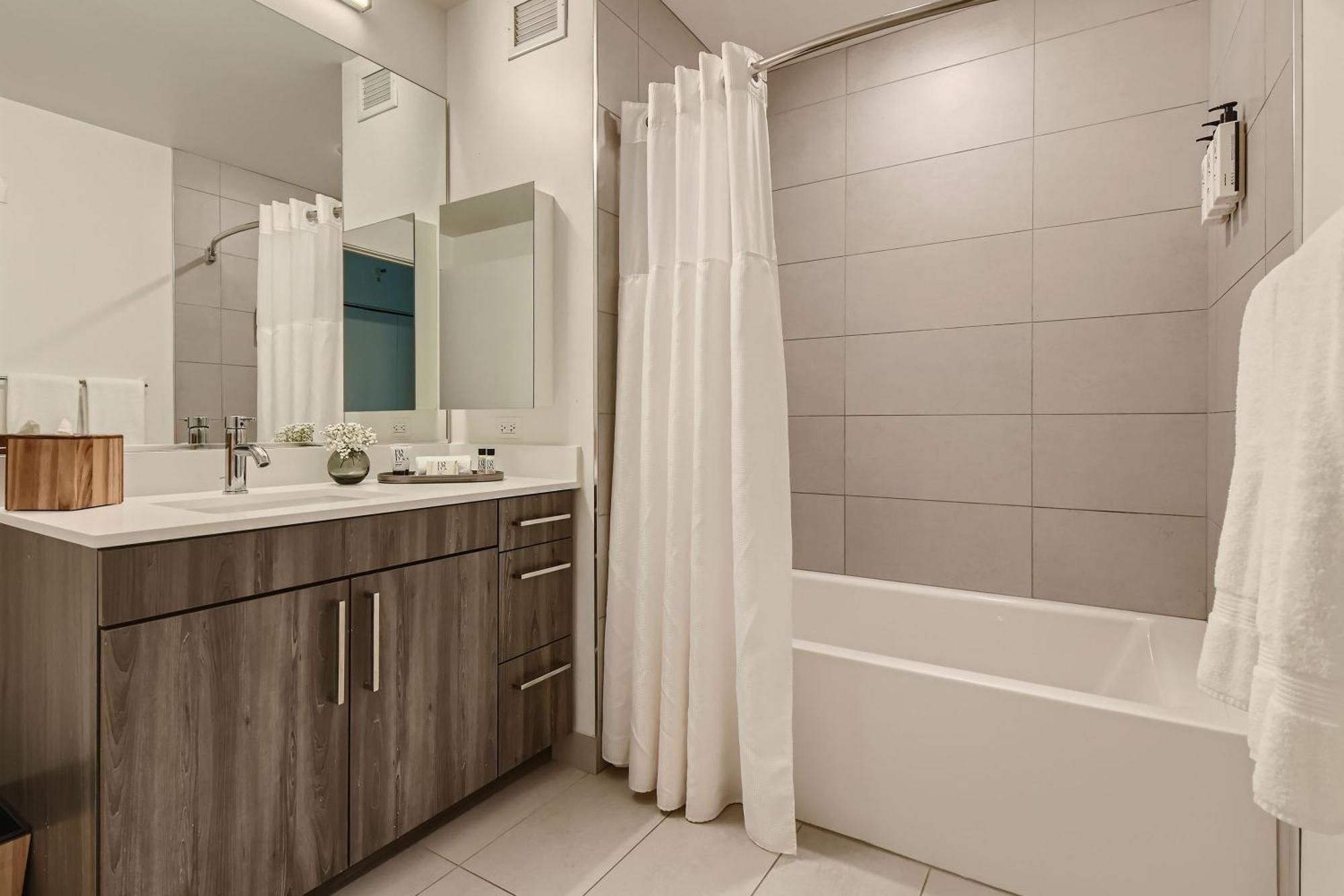 Sentral Michigan Avenue Aparthotel Chicago Kamer foto A modern bathroom with a shower curtain